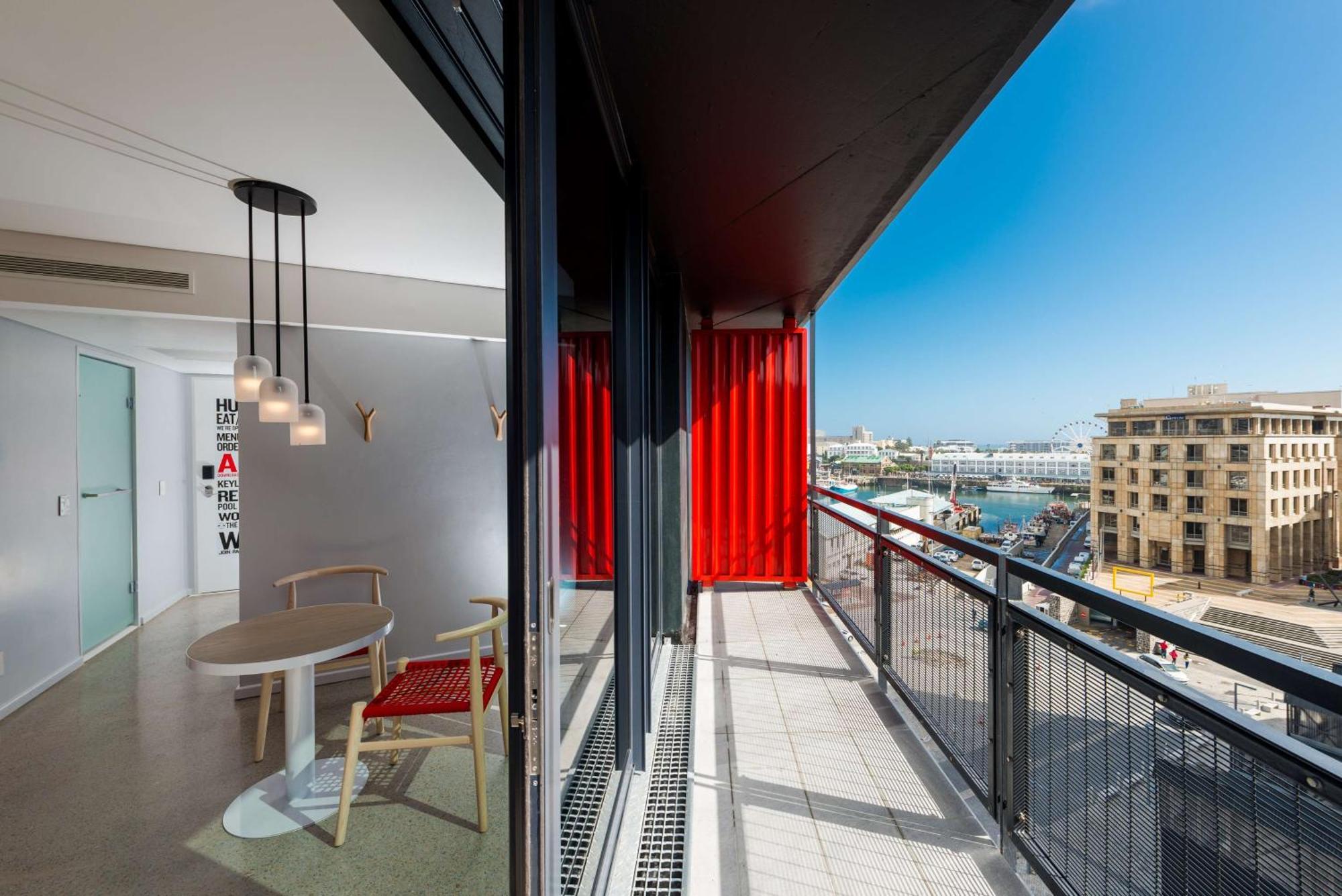 Radisson Red V&a Waterfront 4*