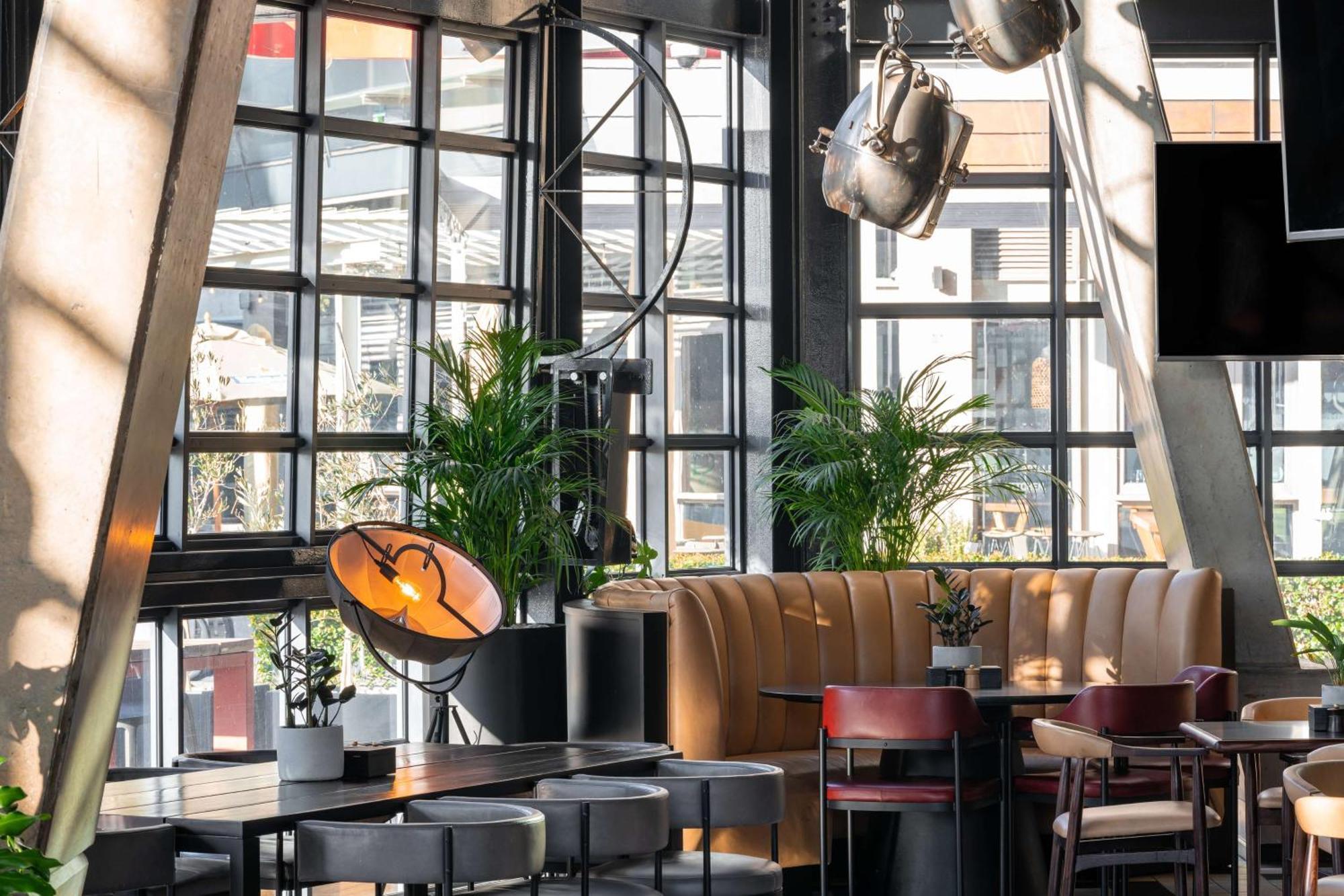 Hotel Radisson Red V&a Waterfront 4*